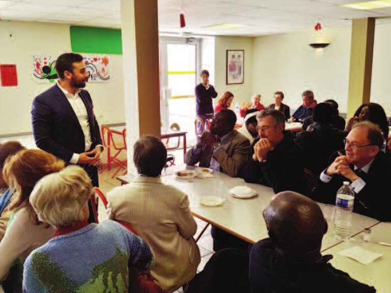 A gauche debout, le maire renouvelle son engagement de responsabilité