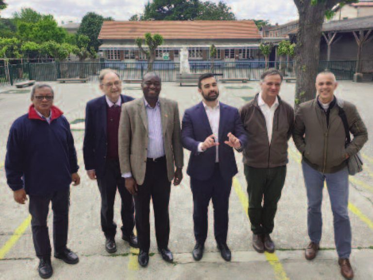 A gauche, Angelo et le maire du quartier entre Norbert et Laurent avec Hervé Gaignard à coté de Laurent
